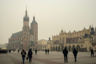 TOP 10 najbardziej zanieczyszczonych miast 18.12.2025. Kto dziś oddycha najgorzej?