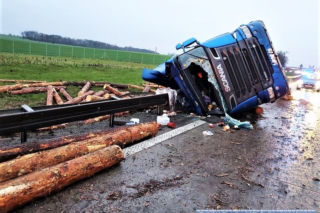 Ciężarówka z balami drewna przewróciła się na autostradzie. Kierowca miał ponad 3 promile alkoholu!