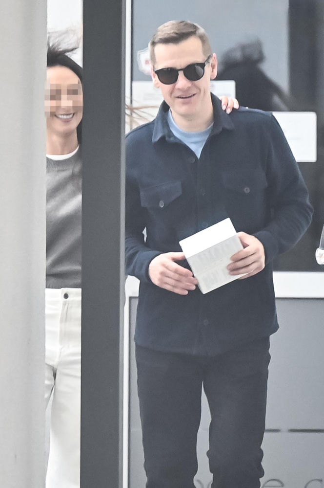 Marcin Mroczek z dziewczyną w cukierni