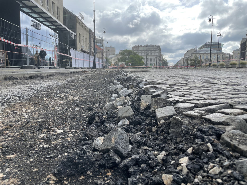 PRZEBUDOWA PLACU TRZECH KRZYŻY. DROGOWCY ODKOPALI ZABYTKOWY BRUK I TORY TRAMWAJOWE
