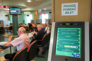 Emerycie! Rząd wypłaci rekompensatę za zmniejszone świadczenia. Zobacz, czy dostaniesz!