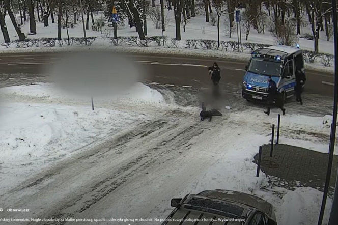 Policjanci uratowali kobietę przy łomżyńskiej policji