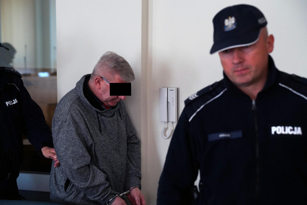 Ksiądz Mirosław porąbał siekierą i podpalił starego znajomego?! W sądzie szok: "mam dziecko"