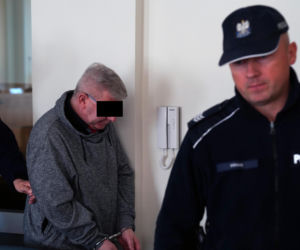 Ksiądz Mirosław porąbał siekierą i podpalił starego znajomego?! W sądzie szok: mam dziecko