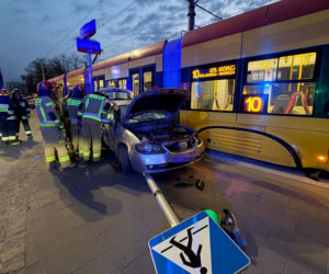 Groźne zderzenie na Mokotowie. Auto uderzyło w tramwaj, ogromne korki w stolicy