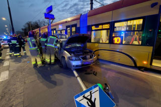 Poważny wypadek na Mokotowie. Tramwaj zderzył się z samochodem na skrzyżowaniu