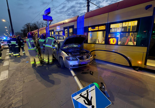 Poważny wypadek na Mokotowie. Tramwaj zderzył się z samochodem na skrzyżowaniu