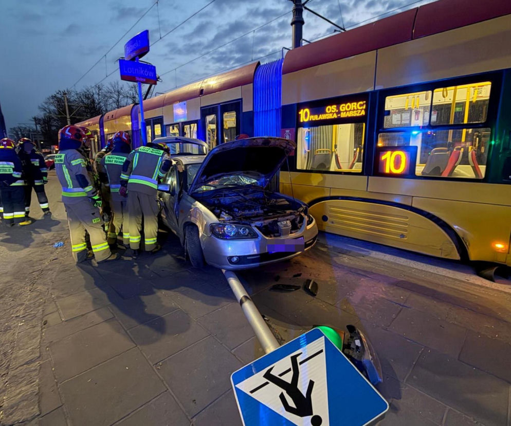Groźne zderzenie na Mokotowie. Auto uderzyło w tramwaj, ogromne korki w stolicy