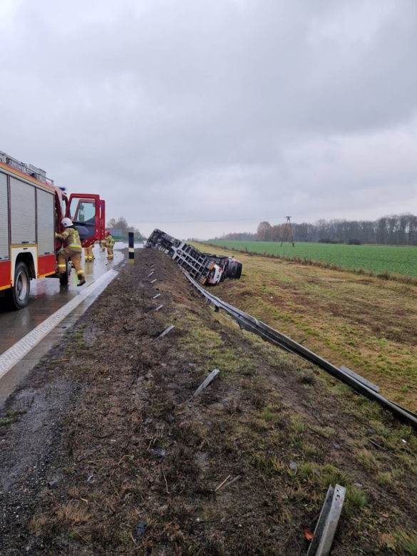 Wypadek na A4. Przewróciła się laweta z samochodami