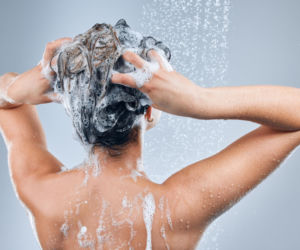 Zawsze dodaję 2 płaskie łyżki do szamponu, a moje włosy są mięciutkie. Sprawia, że pasma odzyskują blask i witalność. Sposób na taflę we włosach