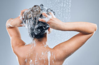 Zawsze dodaję 2 płaskie łyżki do szamponu, a moje włosy są mięciutkie. Sprawia, że pasma odzyskują blask i witalność. Sposób na taflę we włosach