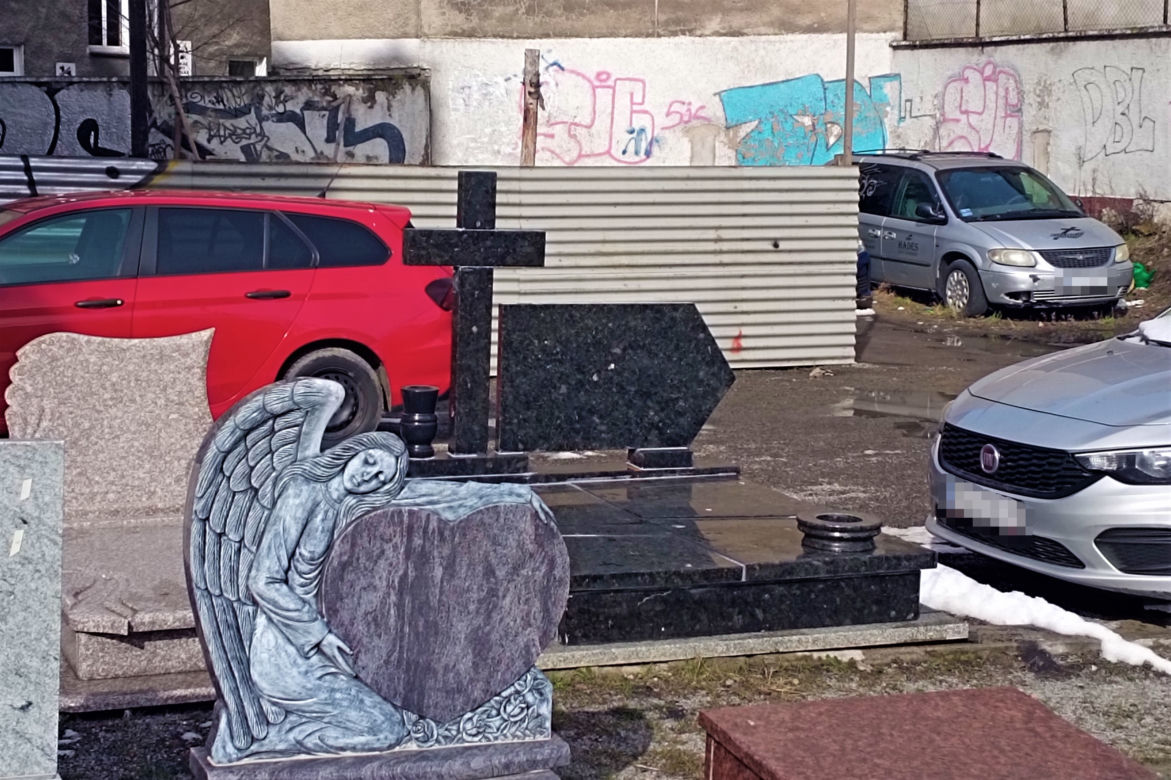 Wystawa nagrobków straszy w centrum Szczecina