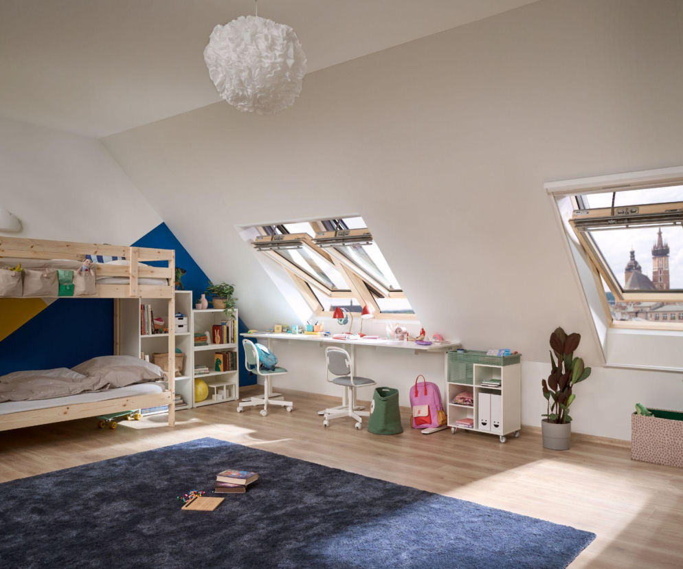 Jasny pokój dziecięcy na poddaszu z oknami dachowymi VELUX. O nowoczesnych projektach przeczytasz w serwisie Architektura.