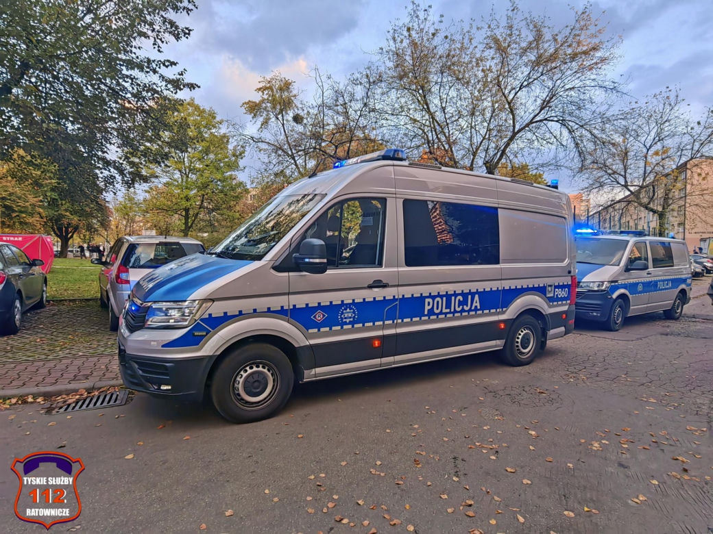 Tragedia w Tychach. 51-letnia kobieta runęła z okna na 9. piętrze bloku. Nie żyje