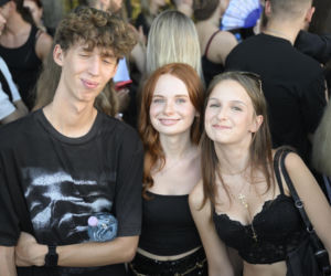 Fani w upale czekają na koncert The Weeknd. Tłumy w Warszawie