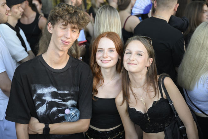 Fani w upale czekają na koncert The Weeknd. Tłumy w Warszawie