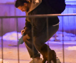 Sebastian Fabijański z pieskiem na spacerze