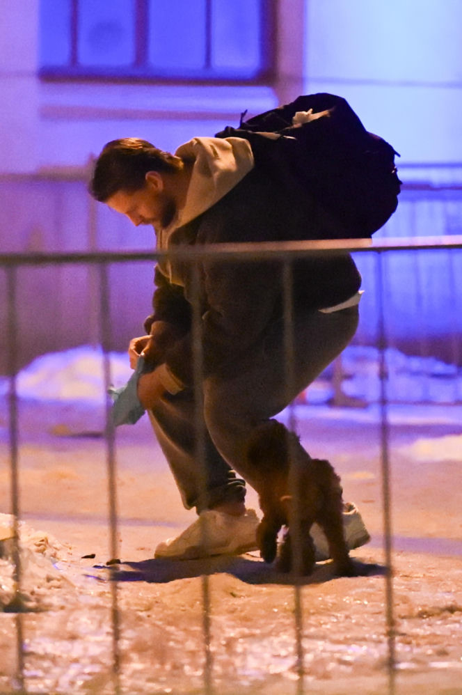 Sebastian Fabijański z pieskiem na spacerze