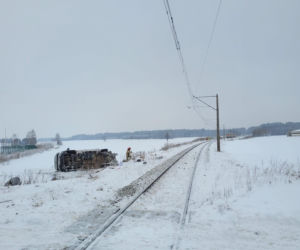 Fatalne warunki na drogach w Podlaskiem. Wypadki i samochody w rowach [ZDJĘCIA]