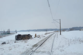 Fatalne warunki na drogach w Podlaskiem. Wypadki i samochody w rowach [ZDJĘCIA]