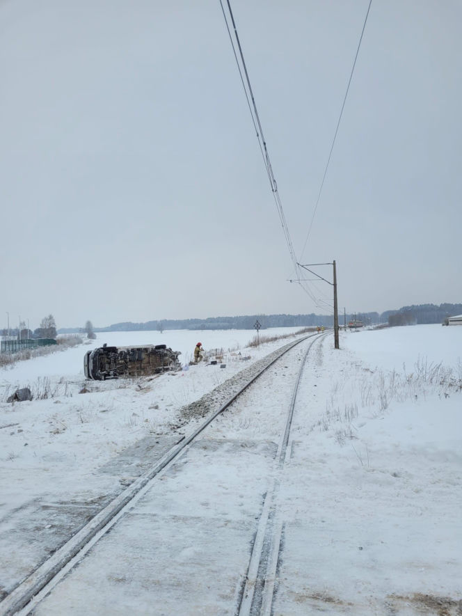 Fatalne warunki na drogach w Podlaskiem. Wypadki i samochody w rowach [ZDJĘCIA]