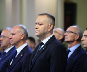 Szok po tragedii w Łodzi. Dziesięć malutkich trumienek na pogrzebie. Tego widoku nie da się wyrzucić z głowy
