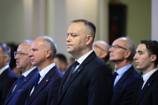 Szok po tragedii w Łodzi. Dziesięć malutkich trumienek na pogrzebie. Tego widoku nie da się wyrzucić z głowy
