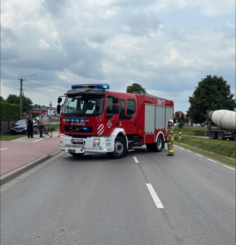 Zderzenie osobówki i ciężarówki w Dąbrówce-Ług. Jest jedna osoba poszkodowana