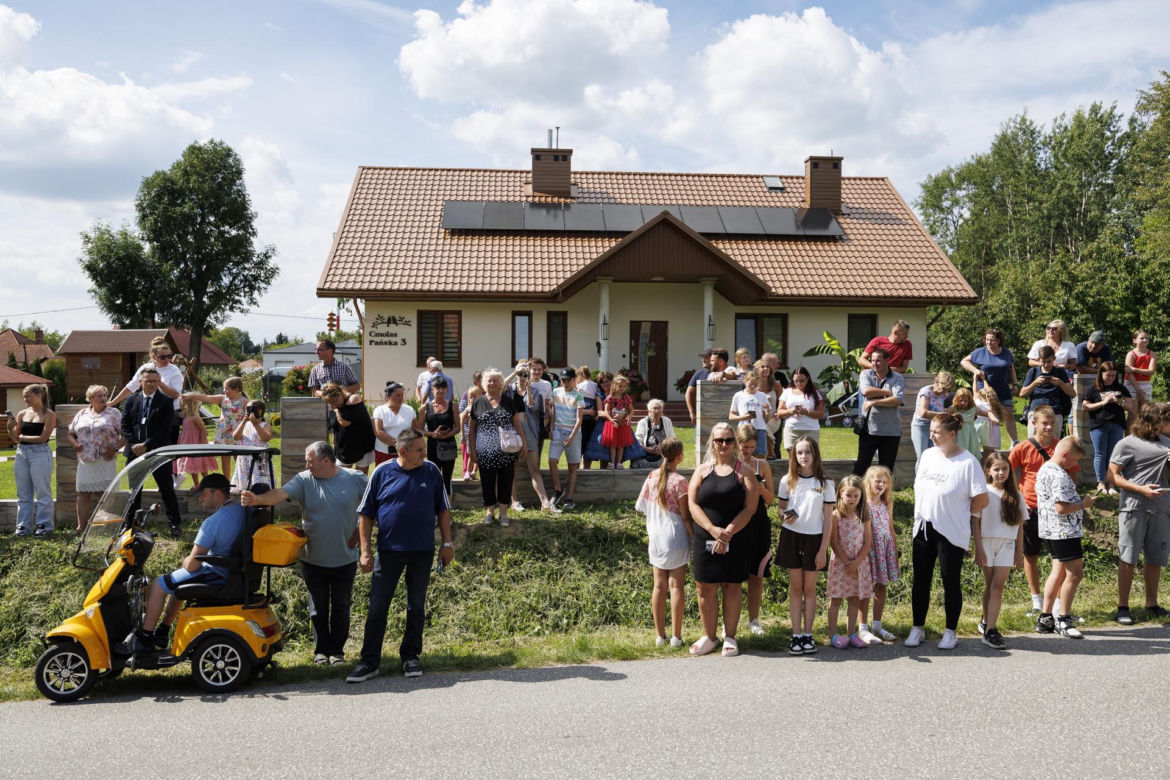 Karol i Marta Nawroccy na obiedzie u rodziny spod Kolbuszowej, na stole same smakołyki