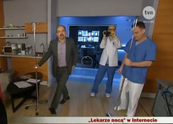 Lekarze nocą. Wilecki (Marcin Tyrol), Guła (Adam Cywka), Leon Jasiński (Jacek Koman)