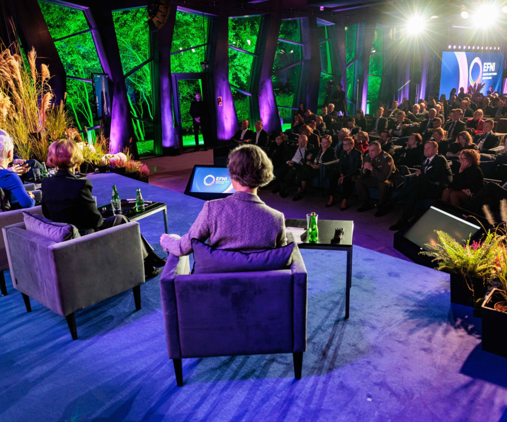 Paneliści i widownia podczas debaty EFNI w Sopocie. O obecności rządu Donalda Tuska przeczytasz na SE Superbiz.