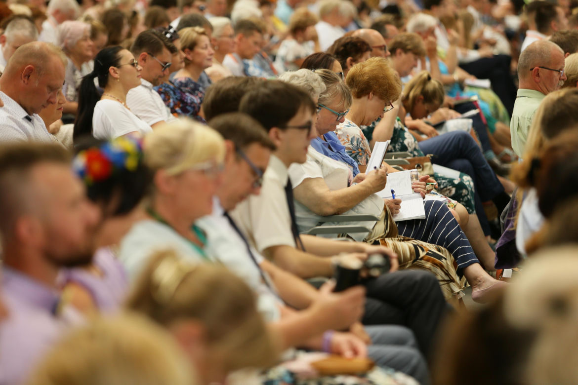 Kongres Świadków Jehowy 2024. W niedzielnych wydarzeniach wzięły udział tłumy