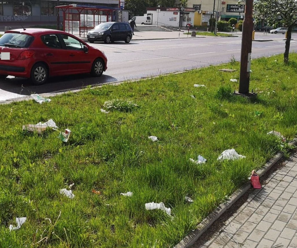 Białystok. Trawnik jak śmietnik. Ludzie wyrzucają zużyte rękawiczki gdzie popadnie. Sanepid alarmuje