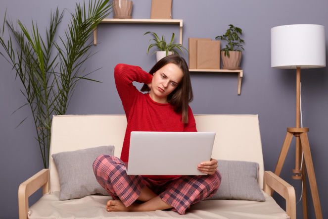 Myślisz, że to wygoda, a to pułapka. Przez ten nawyk kark dźwiga aż 27 kilogramów