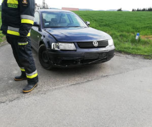 Nissan wylądował w rowie po zderzeniu z volkswagenem. Kolizja w Lubczy