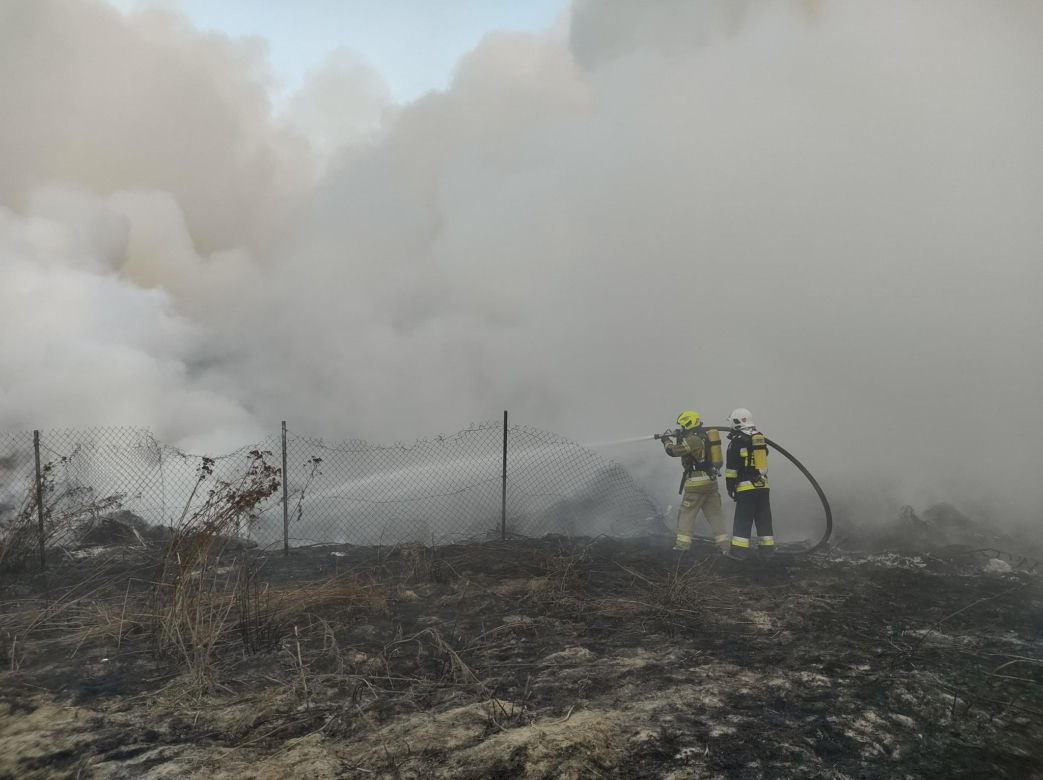 Strażacy walczyli z ogniem na składowisku odpadów w Bełżycach
