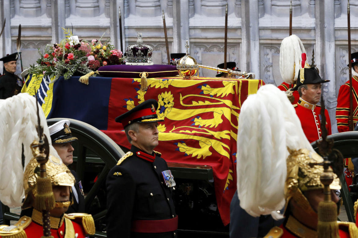 Trumna z Królową przybyła do Westminsteru