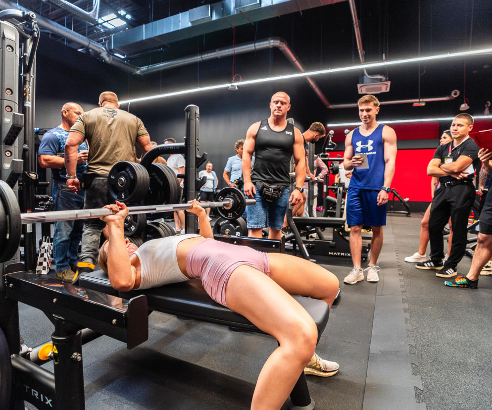 Kobieta wyciska sztangę na ławce w Xtreme Fitness Gyms. O nowym klubie w Sosnowcu przeczytasz na SE.