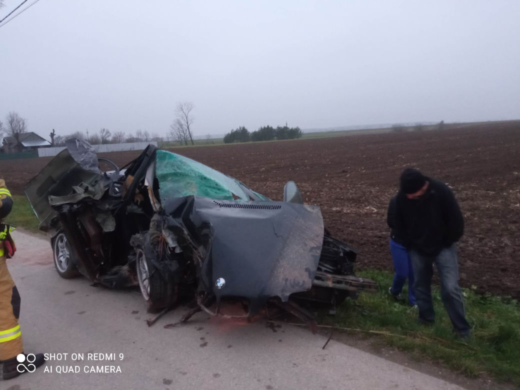 Miechowice Wielkie. Huknął w przydrożne drzewo! Z bmw został wrak