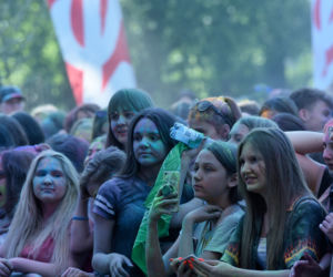 W Lubinie wybuchła bitwa... na kolorowe proszki. Zobacz zdjęcia z Festiwalu Kolorów! [GALERIA]