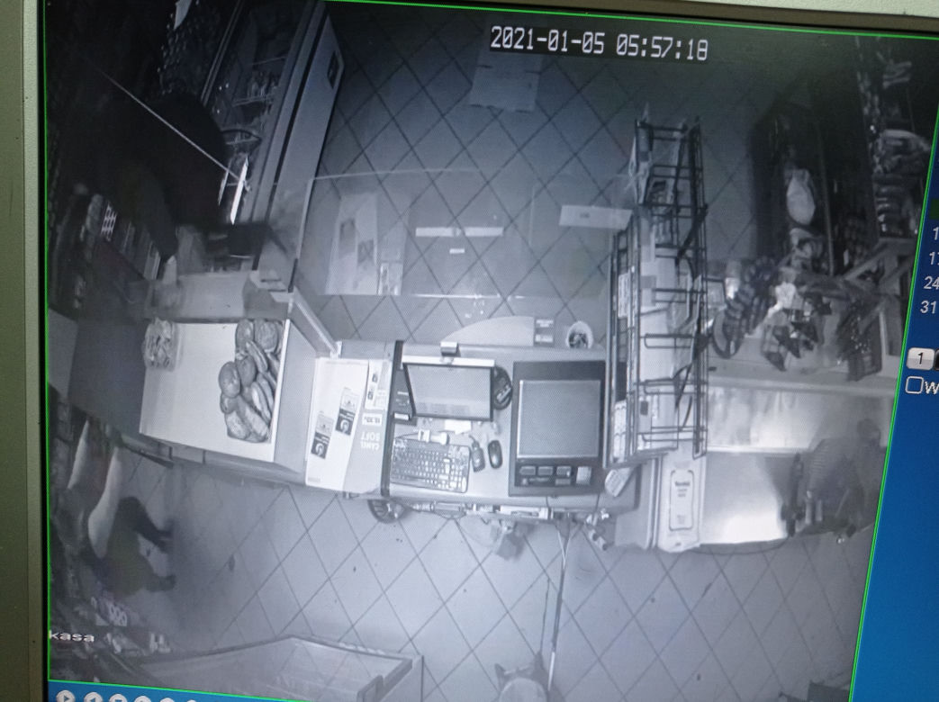 Brutalny napad w Parzniewie. Groził bronią sprzedawczyni i tłukł ją metalową pałką
