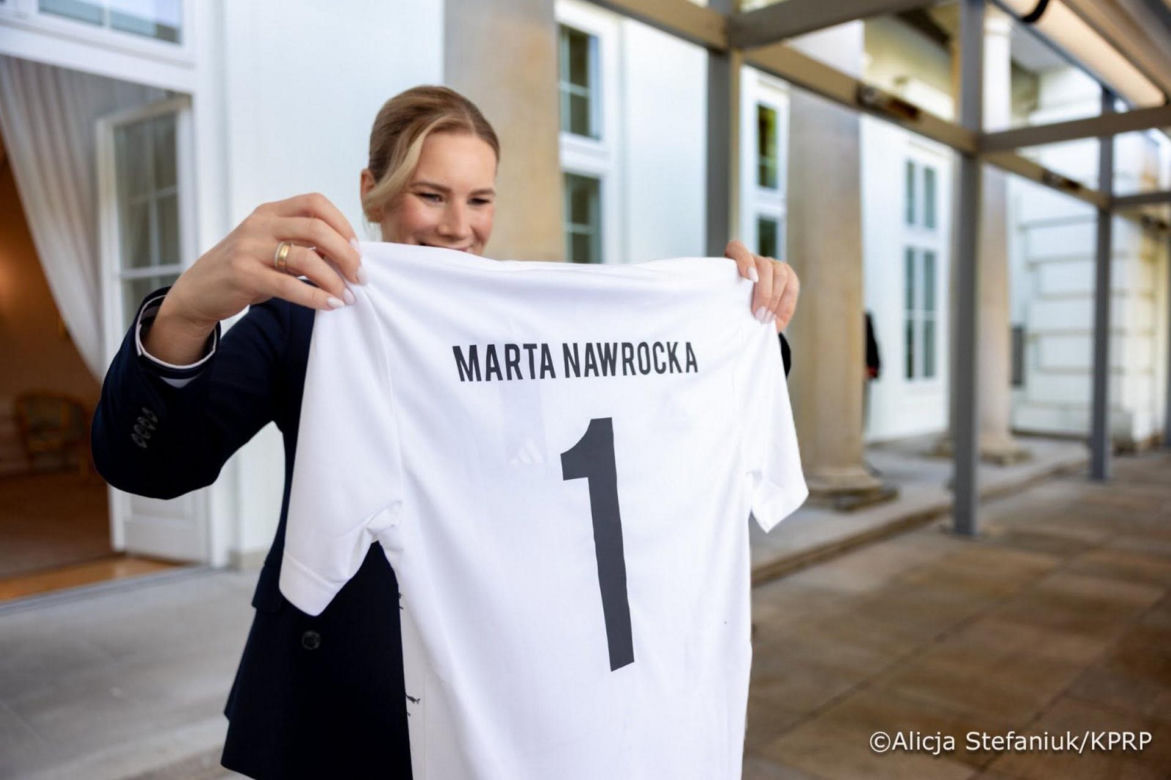 Marta Nawrocka odwiedziła młodych piłkarzy. Nie była sama! Towarzyszył jej uroczy słodziak