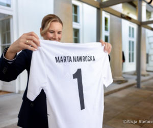 Marta Nawrocka spotkała się z młodymi piłkarzami. Uno skradł jej show