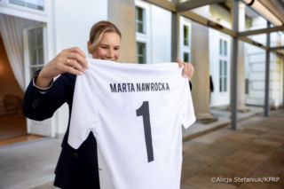 Marta Nawrocka spotkała się z młodymi piłkarzami. Uno skradł jej show