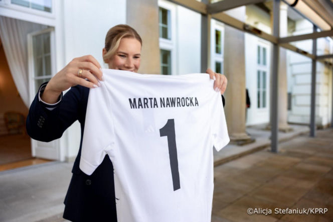 Marta Nawrocka spotkała się z młodymi piłkarzami. Uno skradł jej show