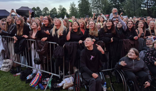 Tłumy na Festiwalu Pod Zaporą w Brodach! Oskar Cyms i „Złoty Gumiak” skradli serca publiczności
