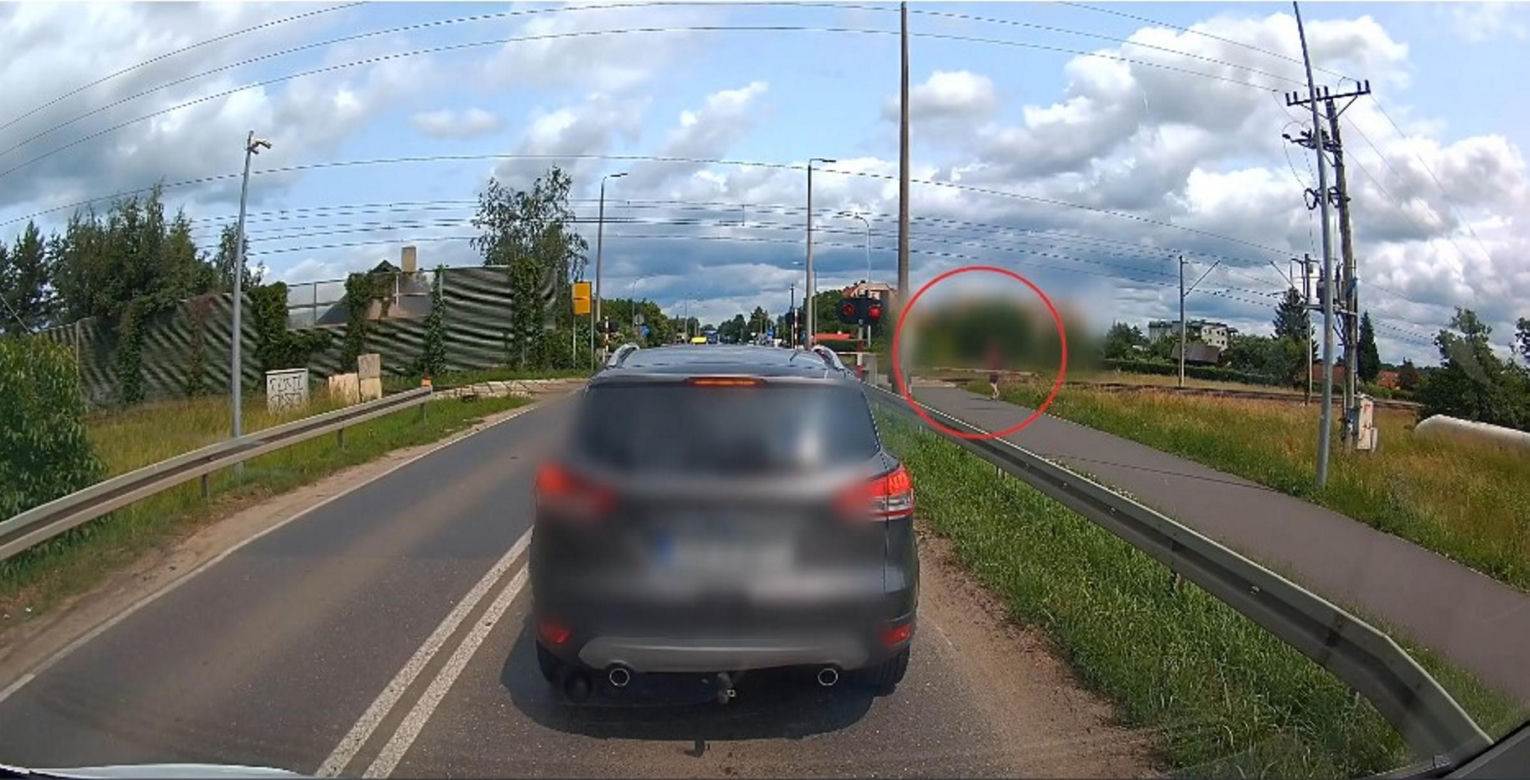 Oława. 37-latek wszedł na przejazd mimo opuszczonych rogatek. Tak się tłumaczył [ZDJĘCIA].
