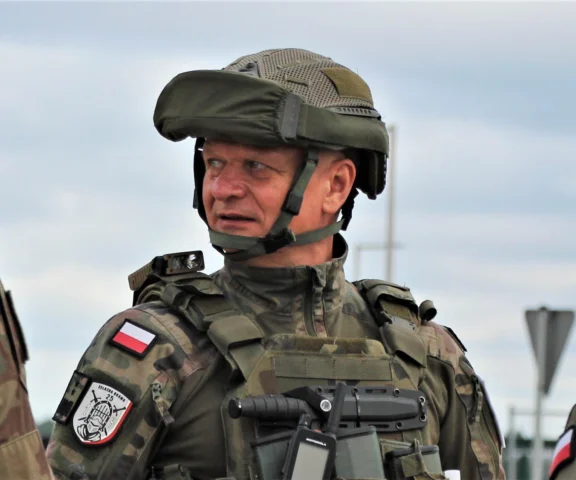 Gen. Szkutnik żegna się z Żelazną Dywizją i zrzuca mundur