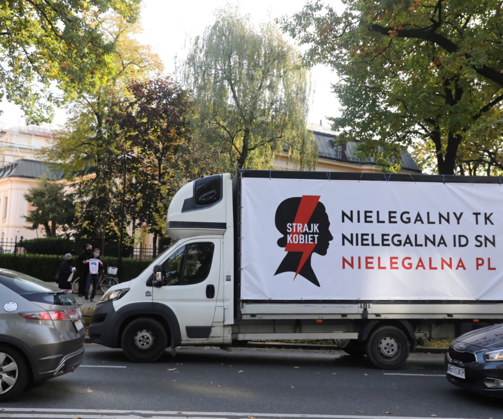 Aborcja niezgodna z konstytucją. Protest przed Trybunałem Konstytucyjnym