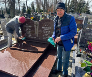 Ptasi terror w Jezioranach! Cmentarz tonie w odchodach, a mieszkańcy są bezradni. „Groby trzeba owijać folią!”